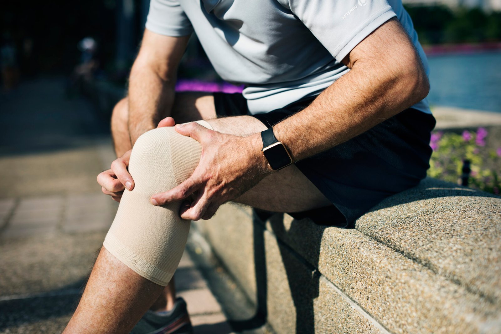elderly-man-having-knee-injury-scaled