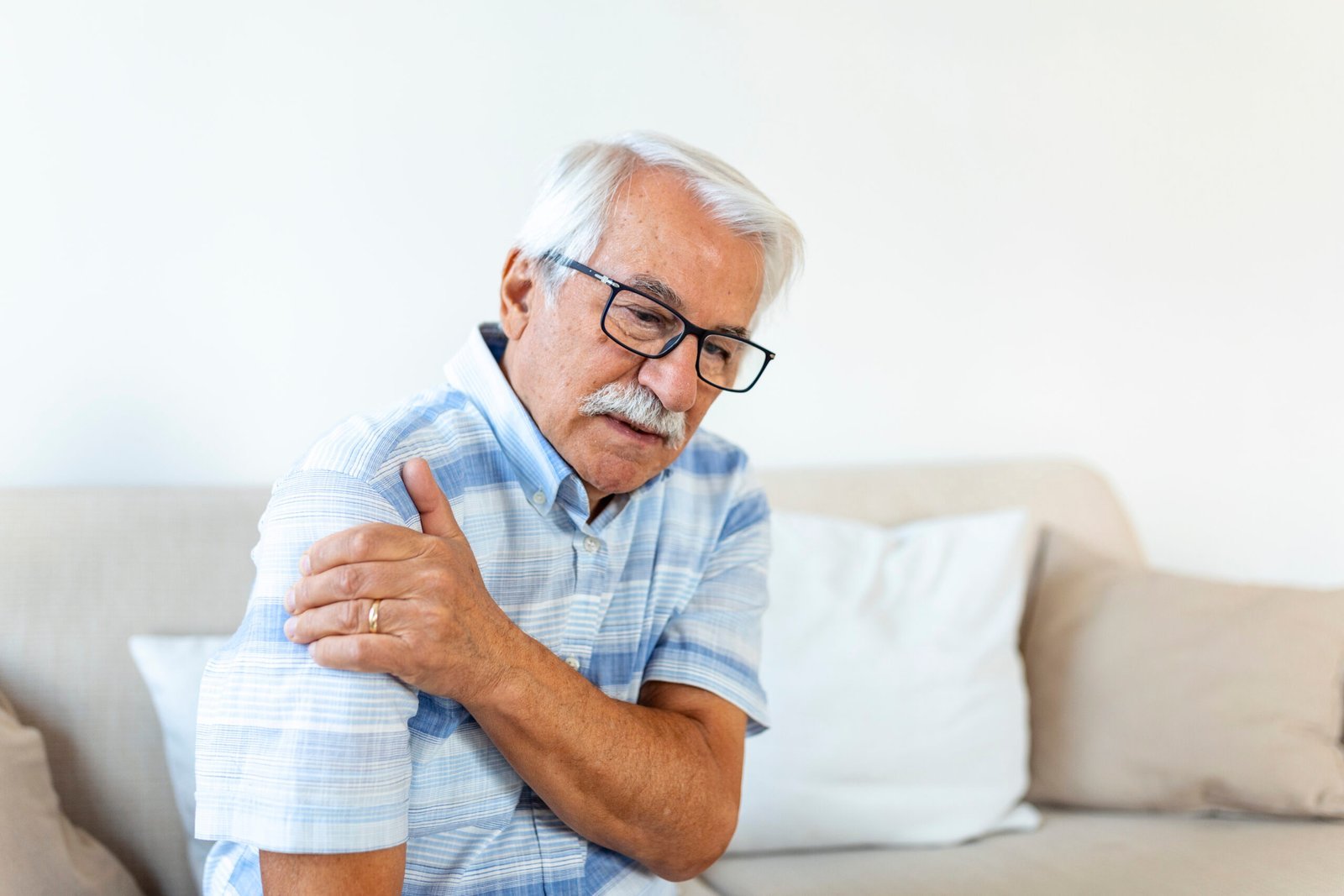 old-senior-man-with-shoulder-pain-upset-senior-elder-man-feel-sudden-back-pain-muscles-ache-tension-injury-home-grandfather-touching-shoulder-having-osteoarthritis-arthritis-scaled